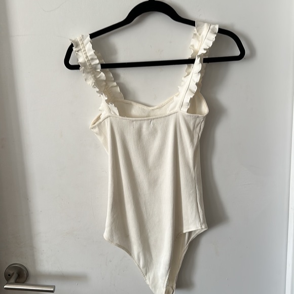 Isalis Off White Ribbed Ruffle Bodysuit - Picture 4 of 6
